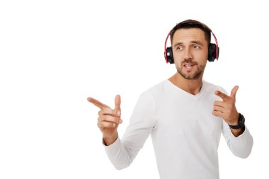 Kulaklıklı genç adam müzik dinliyor.