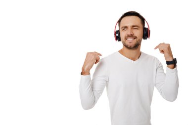 Kulaklıklı genç adam müzik dinliyor.