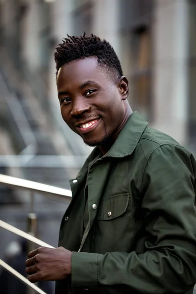 Hombre afroamericano en chaqueta con estilo —  Fotos de Stock