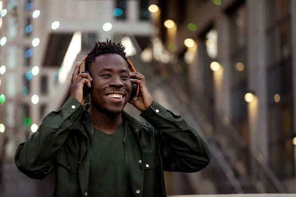 Uomo afro-americano in cuffie senza fili ascoltare musica — Foto Stock