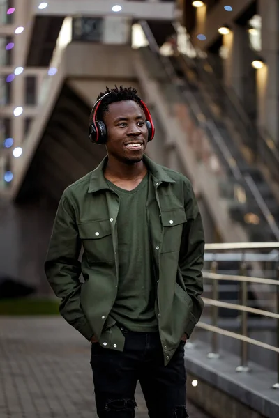 Uomo afro-americano in cuffie senza fili ascoltare musica — Foto Stock