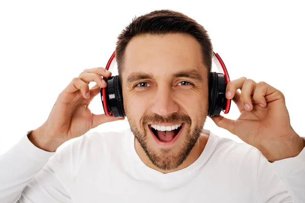 Kulaklıklı genç adam müzik dinliyor. — Stok fotoğraf