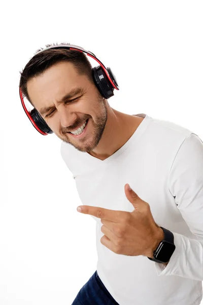 Jeune homme dans les écouteurs écouter de la musique — Photo