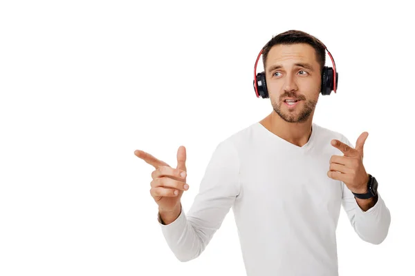 Jeune homme dans les écouteurs écouter de la musique — Photo