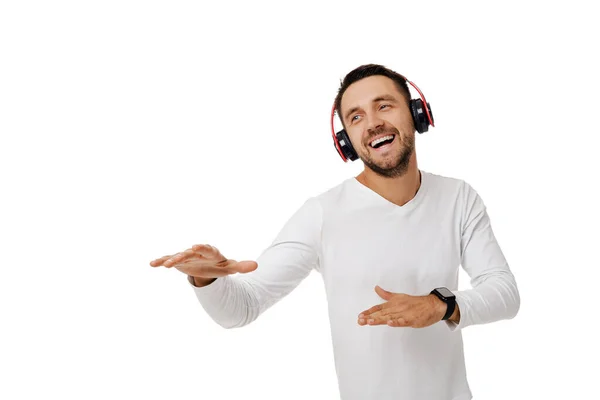 Молодий чоловік в навушниках слухає музику — стокове фото