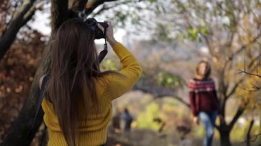Kadın fotoğrafçı kamerayla fotoğraf çekiyor..