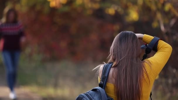 Fotógrafo mulher tira fotos com a câmera . — Vídeo de Stock