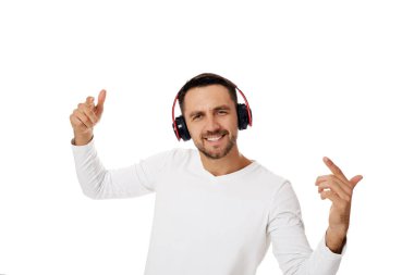 Kulaklıklı genç adam müzik dinliyor.