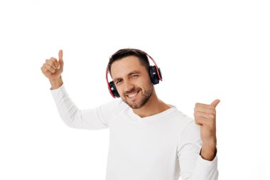 Kulaklıklı genç adam müzik dinliyor.