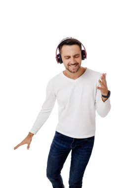 Kulaklıklı genç adam müzik dinliyor.