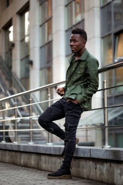 Zarif ceketli Afro-Amerikan adam.