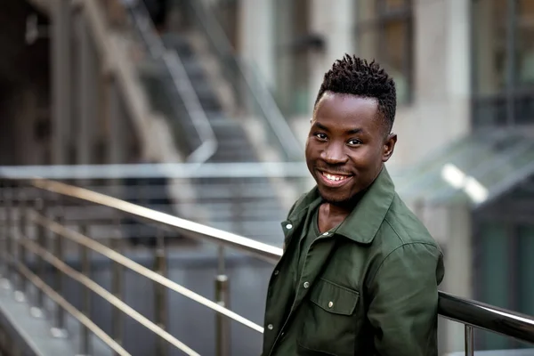 Αφροαμερικάνος με κομψό σακάκι — Φωτογραφία Αρχείου