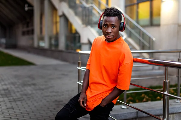 Uomo afro-americano in cuffie senza fili ascoltare musica — Foto Stock