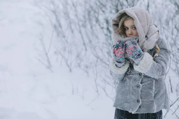 Мила маленька дівчинка в лісі взимку. снігweather forecast — стокове фото