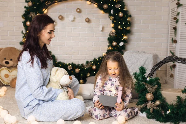 Досить усміхнена дівчина відкриває чарівну коробку з різдвяним подарунком — стокове фото