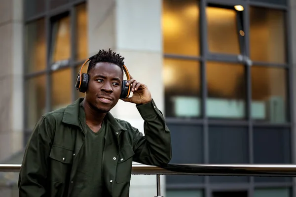 Uomo afro-americano in cuffie senza fili ascoltare musica — Foto Stock