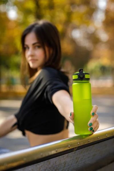 Mulher segurando garrafa de água — Fotografia de Stock