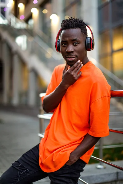 Uomo afro-americano in cuffie senza fili ascoltare musica — Foto Stock