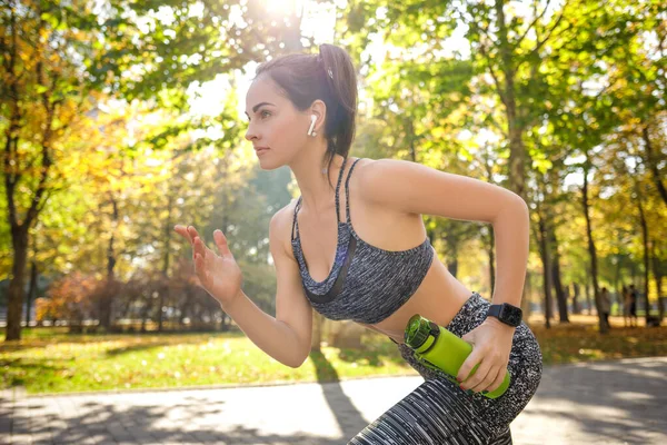 Deportiva mujer agua potable — Foto de Stock