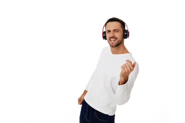 Joven con auriculares escuchando música — Foto de Stock