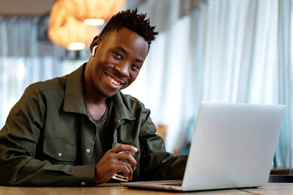 Afro-americano homem usando computador — Fotografia de Stock