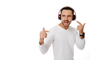 Kulaklıklı genç adam müzik dinliyor.