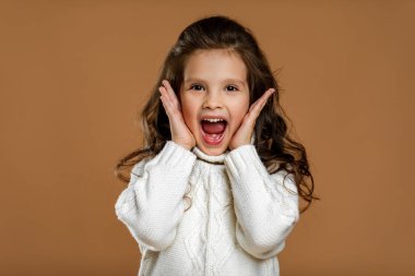 Mutlu sürpriz küçük kız