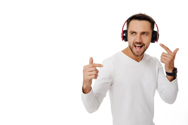 Joven con auriculares escuchando música — Foto de Stock