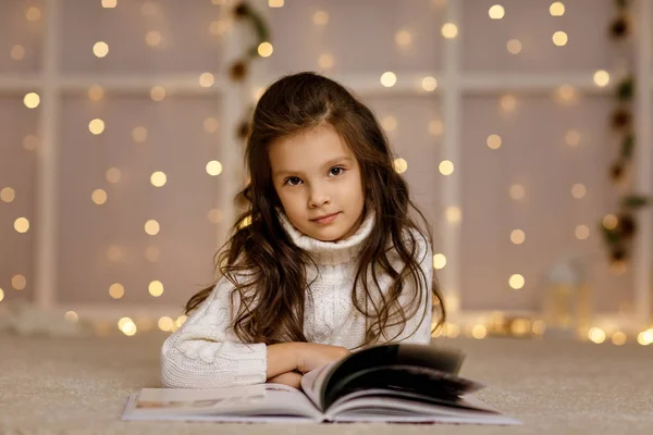 Niña está leyendo libro —  Fotos de Stock