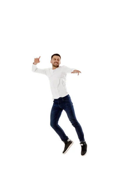 Yakışıklı genç sakallı adam atlama — Stok fotoğraf