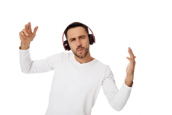 Jeune homme dans les écouteurs écouter de la musique — Photo