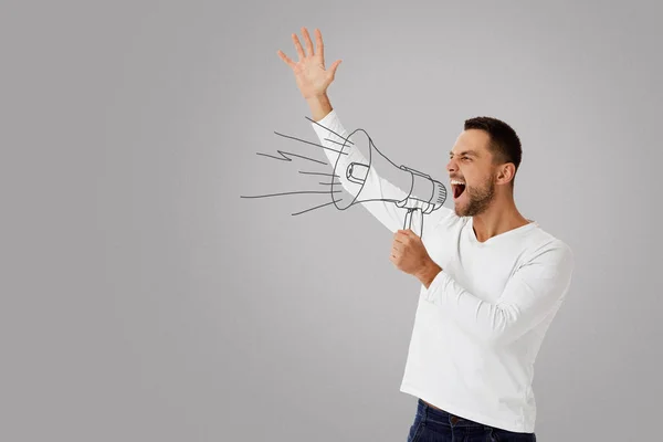 Hombre sosteniendo megáfono y gritando — Foto de Stock