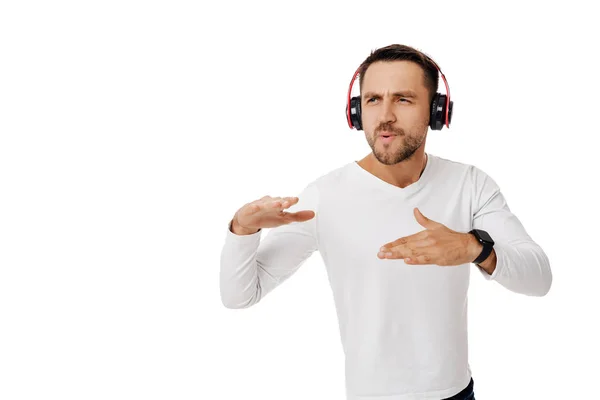 Joven con auriculares escuchando música — Foto de Stock