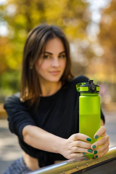 Frau hält Flasche Wasser in der Hand — Stockfoto