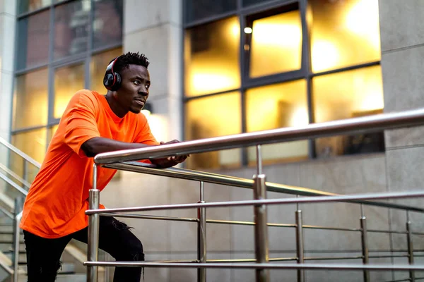 Uomo afro-americano in cuffie senza fili ascoltare musica — Foto Stock