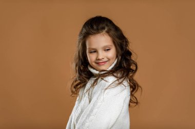 Beyaz süveter giyen tatlı utangaç küçük kız.