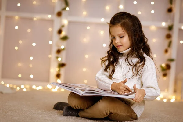 Barn flicka läser bok — Stockfoto