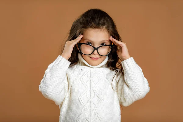 Słodkie kręcone małe dziecko dziewczyna w okulary — Zdjęcie stockowe