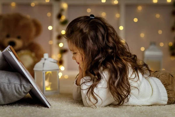 Kind meisje is lezen boek — Stockfoto