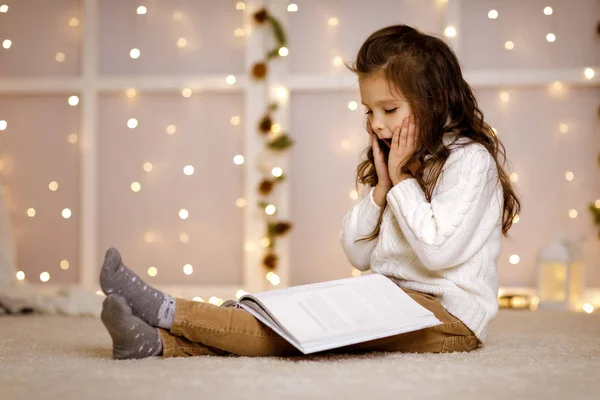 Kind meisje is lezen boek — Stockfoto