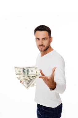 Adam paraları atıyor.