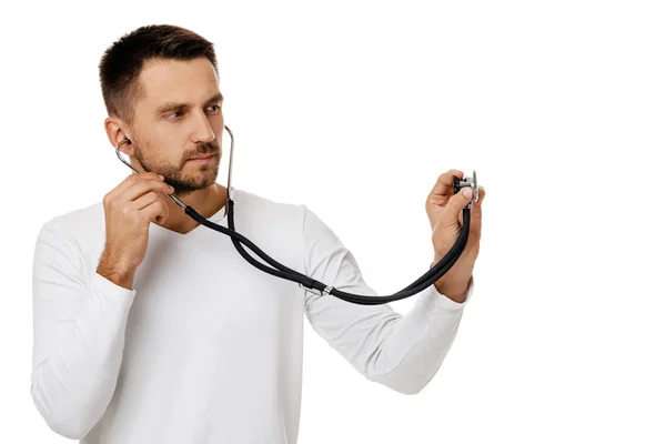 Portret przystojnego mężczyzny lekarza trzymającego stetoskop — Zdjęcie stockowe