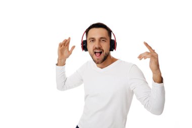 Kulaklıklı genç adam müzik dinliyor.