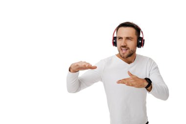 Kulaklıklı genç adam müzik dinliyor.