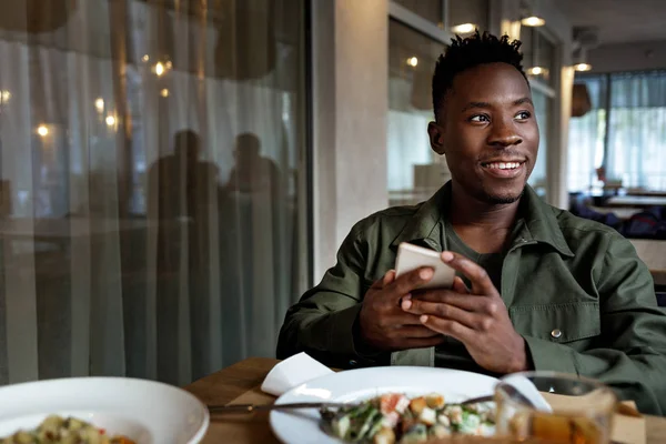 Giovane uomo afroamericano utilizzando il computer portatile in caffè — Foto Stock