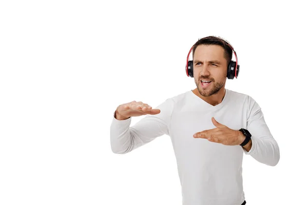 Jeune homme dans les écouteurs écouter de la musique — Photo