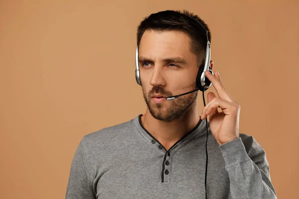 Call center trabajador hombre sobre fondo blanco . — Foto de Stock