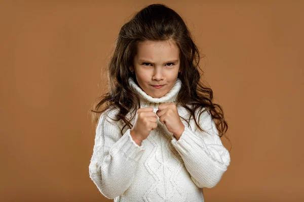 Сердита кричуща маленька дівчинка в білому светрі — стокове фото
