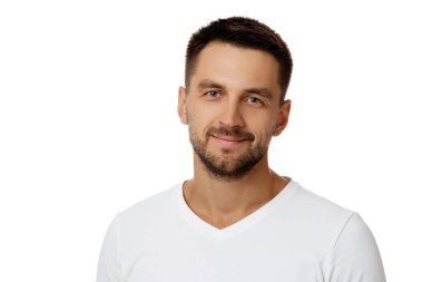 Beyaz arka planda gülümseyen yakışıklı sakallı adam.