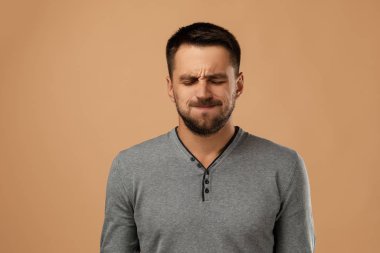 Suratı asık genç sakallı adam